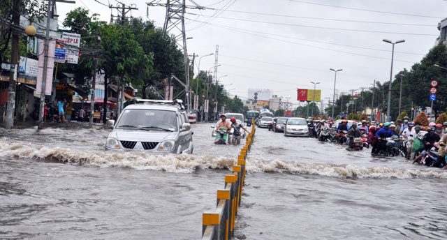 TP.HCM: Ùn tắc 5km, dân bê xe qua dải phân cách thoát thân - 8