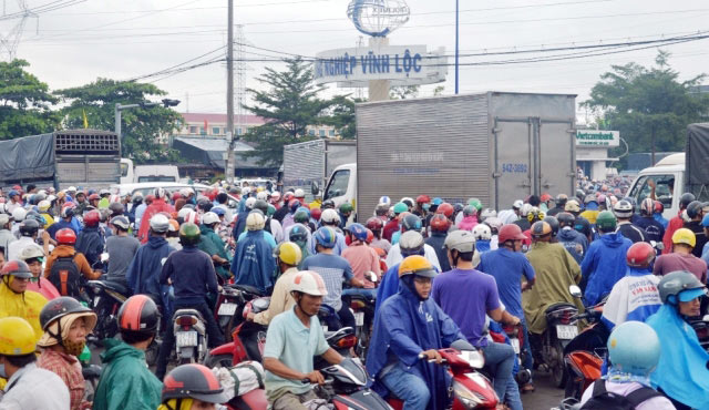 TP.HCM: Ùn tắc 5km, dân bê xe qua dải phân cách thoát thân - 6