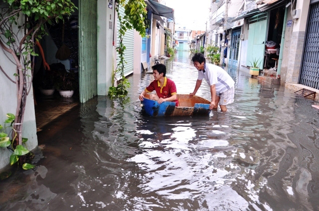 Hơn 20 giờ sau trận mưa lịch sử, người TPHCM vẫn “bơi” - 1