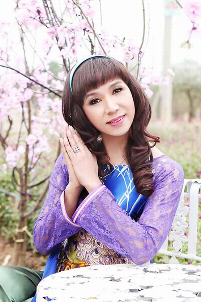 Long Nhật là một trong những sao nam thích giả gái nhất showbiz Việt. Anh thường xuyên chọn áo dài  để làm bản thân thêm phần nữ tính, điệu đà trong nhiều bộ ảnh, MV ca nhạc.