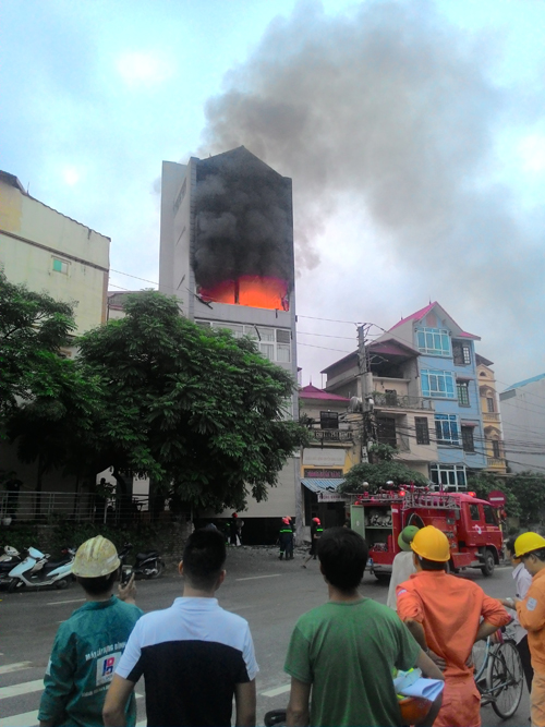 Hà Nội: Sau hai tiếng nổ lớn, 4 tầng nhà bị thiêu rụi - 1