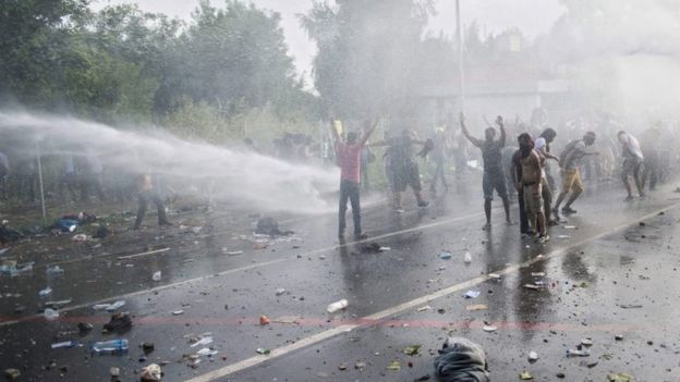 Cảnh sát Hungary dùng vòi rồng, hơi cay chặn người di cư - 1