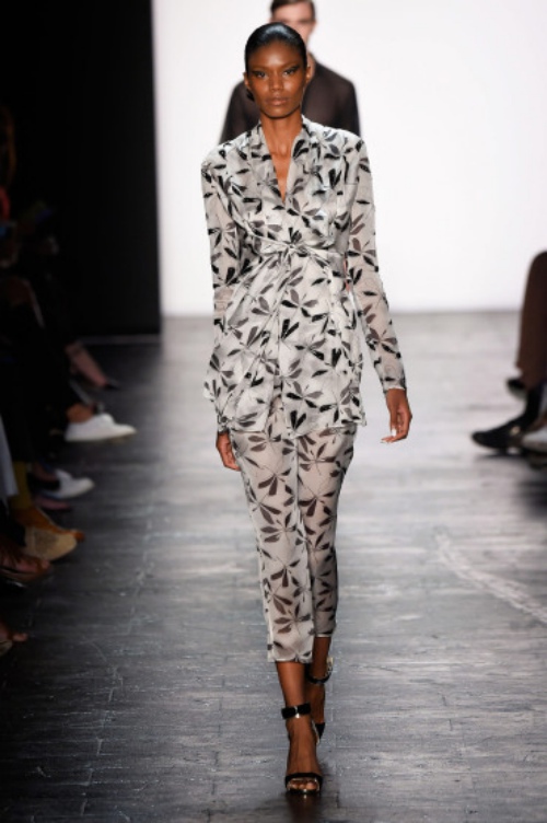 Tuyết Lan kẻ mắt sắc lẹm sải bước tại New York FW - 10