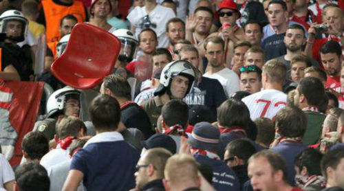 Cảnh sát Hy Lạp đánh đập dã man fan Bayern - 1