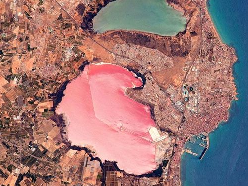 Bí ẩn hồ nước màu hồng hấp dẫn hàng ngàn khách du lịch - 1