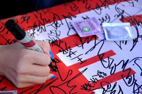 Trường ĐH gây tranh cãi vì phát bao cao su cho sinh viên - 2