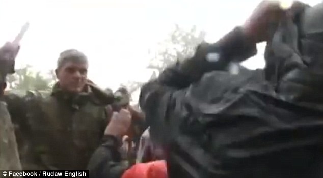 Clip: Cảnh sát Macedonia dùng dùi cui đánh người di cư - 1