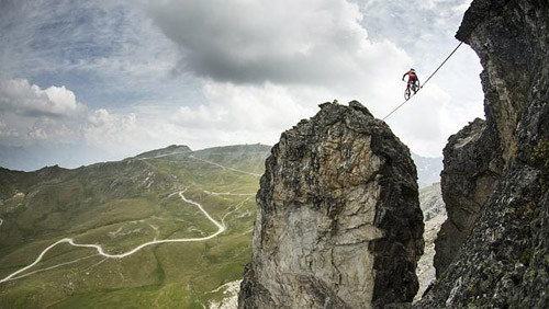 Đi xe đạp trên dây qua mặt "Thần chết" - 1