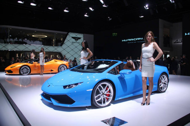 Bộ đôi người đẹp tạo dáng bên "siêu bò mộng" LP 610-4 Spyder phiên bản màu xanh của Lamborghini.