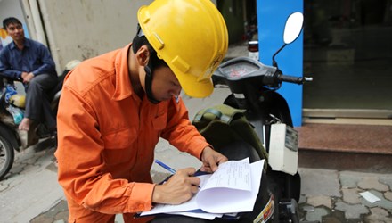 Phải giảm tiền điện cho người nghèo - 1