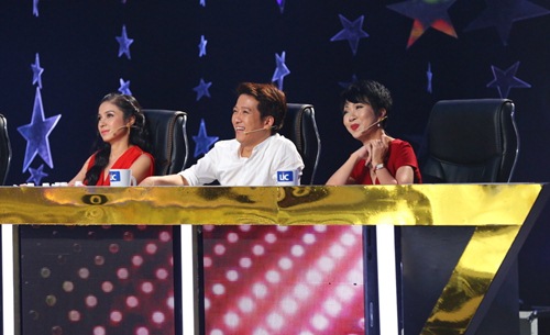 Hot boy 6 múi mặc váy khiến ban giám khảo kinh ngạc - 11