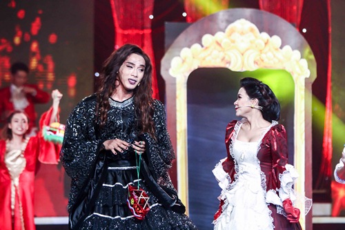 Hot boy 6 múi mặc váy khiến ban giám khảo kinh ngạc - 7