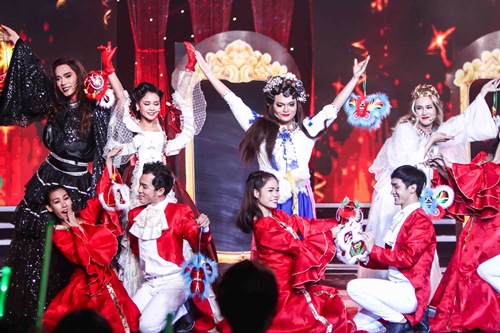 Hot boy 6 múi mặc váy khiến ban giám khảo kinh ngạc - 8