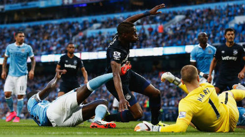 Man City đã biết thua, HLV Pellegrini trách hàng thủ - 1