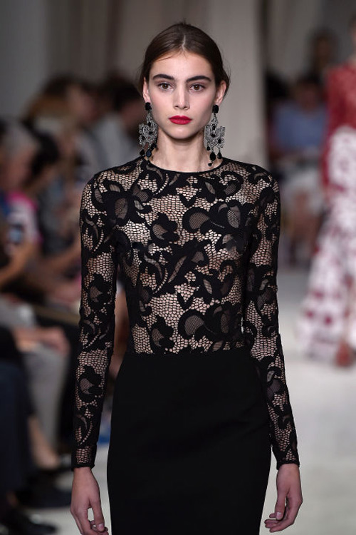 Váy áo "mặc như không" làm nóng sàn diễn - 2