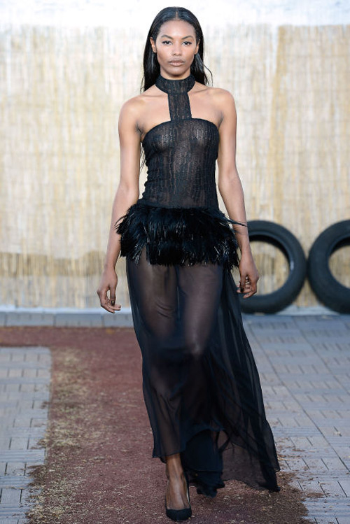 Váy áo "mặc như không" làm nóng sàn diễn - 3