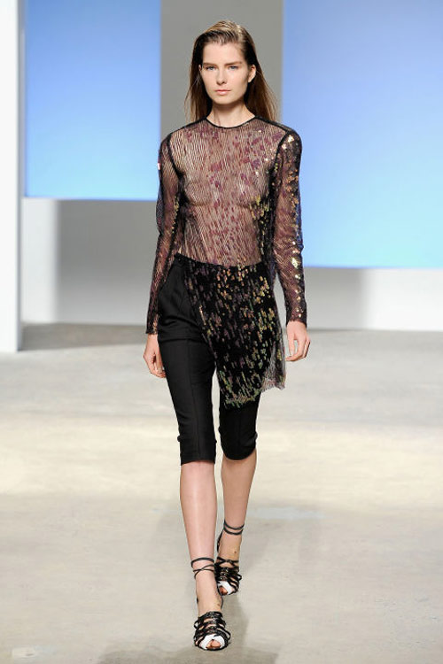 Váy áo "mặc như không" làm nóng sàn diễn - 8