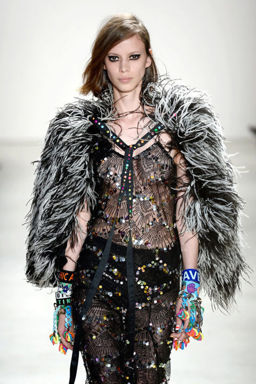 Váy áo "mặc như không" làm nóng sàn diễn - 9