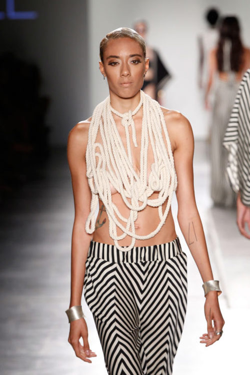 Váy áo "mặc như không" làm nóng sàn diễn - 18