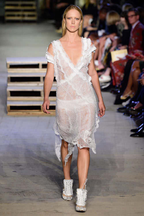 Váy áo "mặc như không" làm nóng sàn diễn - 14