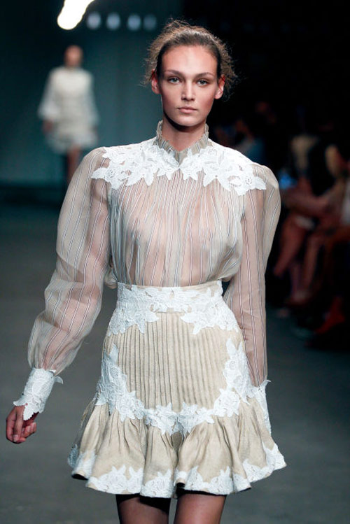 Váy áo "mặc như không" làm nóng sàn diễn - 15