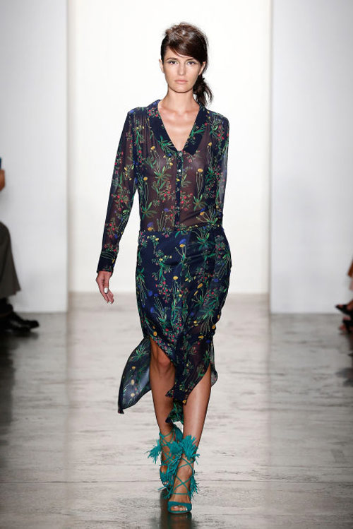 Váy áo "mặc như không" làm nóng sàn diễn - 16