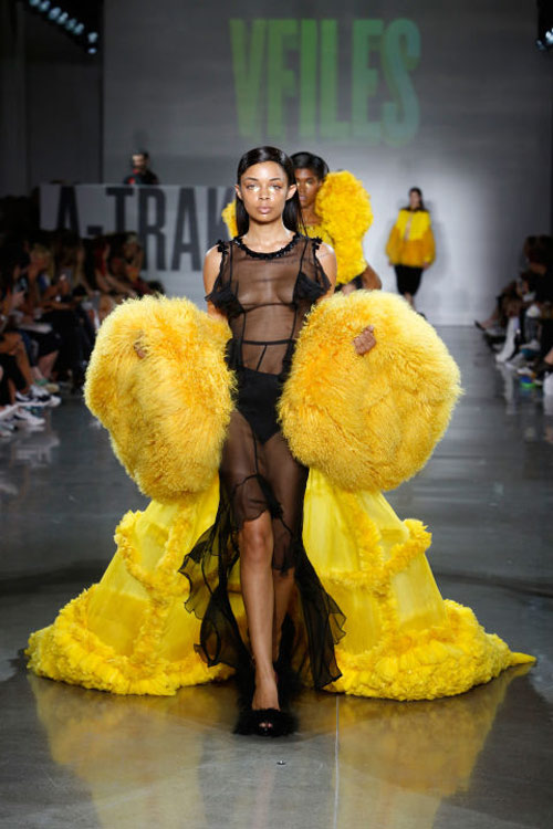 Váy áo "mặc như không" làm nóng sàn diễn - 17