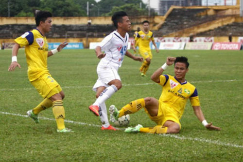 "Bóng ma" bạo lực sân cỏ hoành hành ở V League 2015 - 1