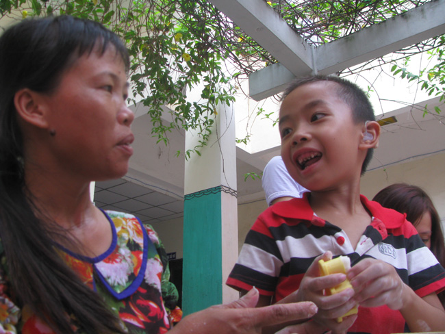 Chị Nguyễn Thị Liên (Yên Bái) cho biết: “Bé nhà tôi năm nay 7 tuổi, bị khiếm thính và tự kỷ. Thấy ở Hà Nội tổ chức Trung thu trẻ khiếm thính, tôi xin đi cùng trung tâm ở Yên Bái để cho con tham gia. Đường xa đi hơi mệt, nhưng con rất vui. Con thích tự làm bánh Trung thu, tô màu và rước đèn ông sao. Tôi cố gắng cho con tham gia nhiều chương trình như thế này để con dễ hòa nhập”.