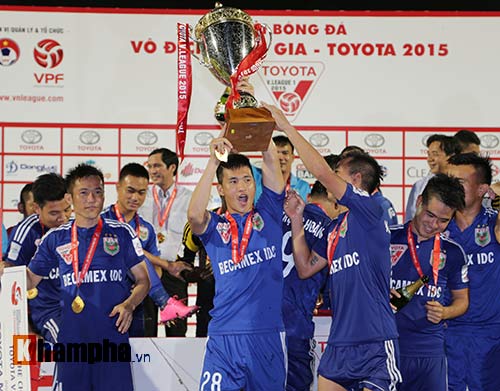 Vô địch V-League, Công Vinh cảm ơn bà xã Thủy Tiên - 1