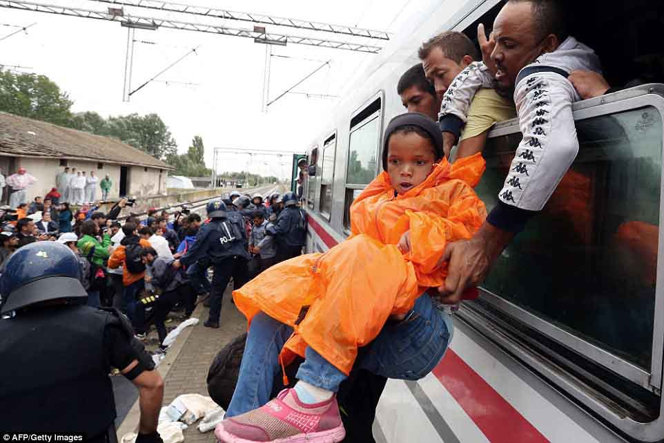 Di dân hồ hởi vì Hungary mở lại biên giới với Serbia - 5