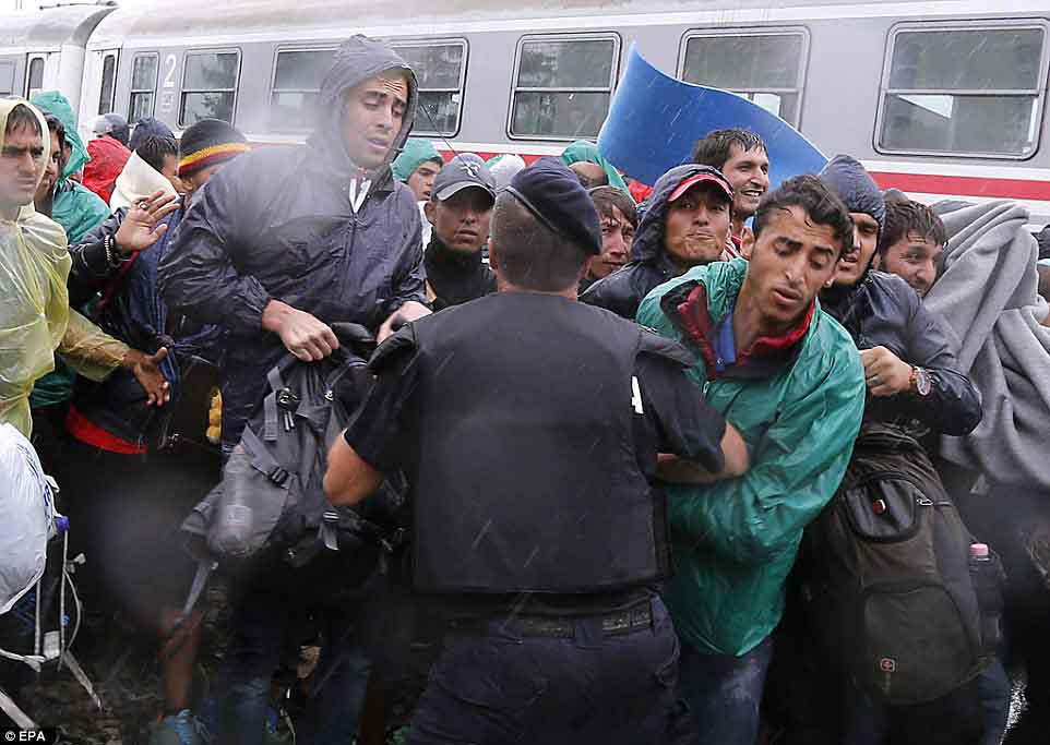 Di dân hồ hởi vì Hungary mở lại biên giới với Serbia - 10