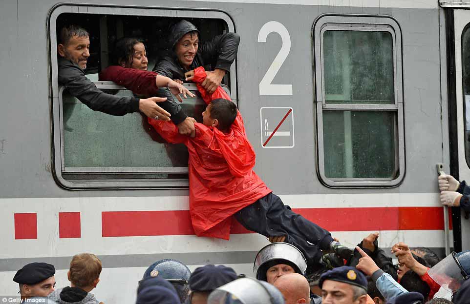Di dân hồ hởi vì Hungary mở lại biên giới với Serbia - 9