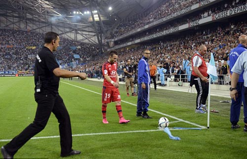 SAO Ligue 1 bị fan "treo cổ" ngày trở về mái nhà xưa - 1