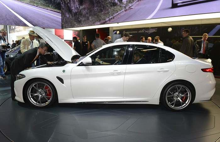 Ngắm chiếc Alfa Romeo Giulia Quadrifoglio &#34;xúng xính&#34; sắc màu - 4