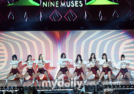 T-ara “đại náo” sân khấu bằng màn trình diễn gợi cảm - 3