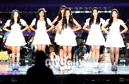 T-ara “đại náo” sân khấu bằng màn trình diễn gợi cảm - 2