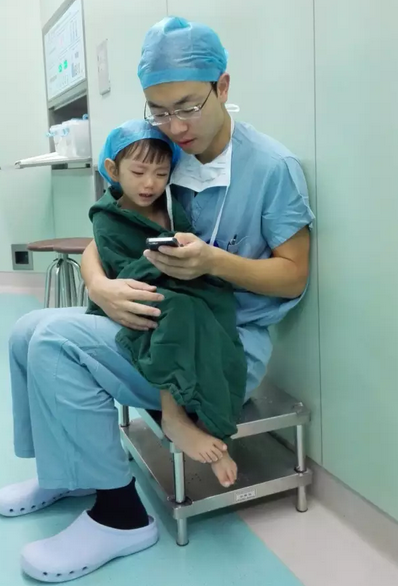 TQ: Sốt ảnh bác sĩ ôm bé gái vỗ về trước ca phẫu thuật - 1