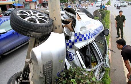 Hà Nội: Taxi dính chặt cột điện, 3 người nhập viện - 2