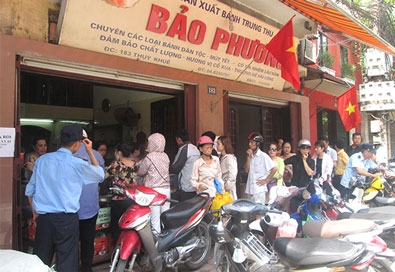 Bất thường bánh Trung thu bán kèm rượu ngoại - 2