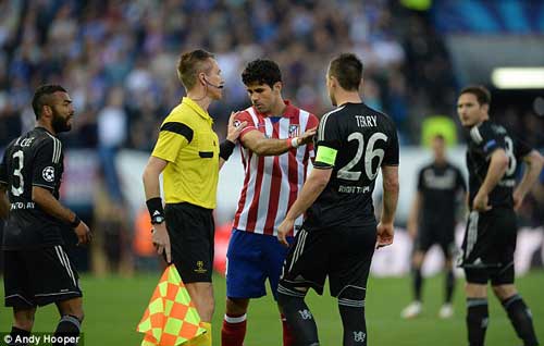 Diego Costa trả giá đắt vì thói côn đồ - 4