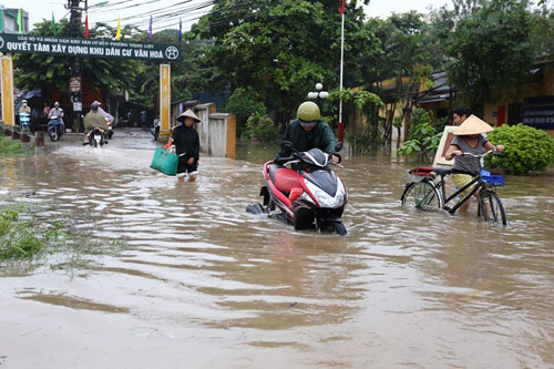 Hà Nội: Giao thông hỗn loạn sau đêm mưa lớn - 15