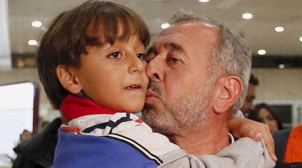 Ông bố tị nạn Syria bị ngáng chân dính cáo buộc là khủng bố - 1