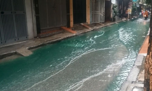 HN: Sau trận mưa đêm, nước xanh kì lạ tràn ra phố - 5