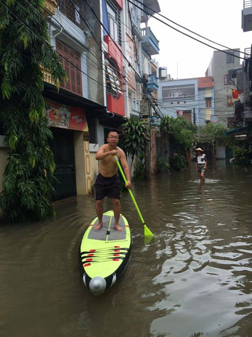 Bật cười với hình ảnh “lướt ván” trên phố ngày ngập lụt - 1
