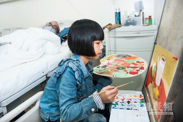 Bé gái 8 tuổi vẽ tranh kiếm tiền chữa bệnh cho bố - 1