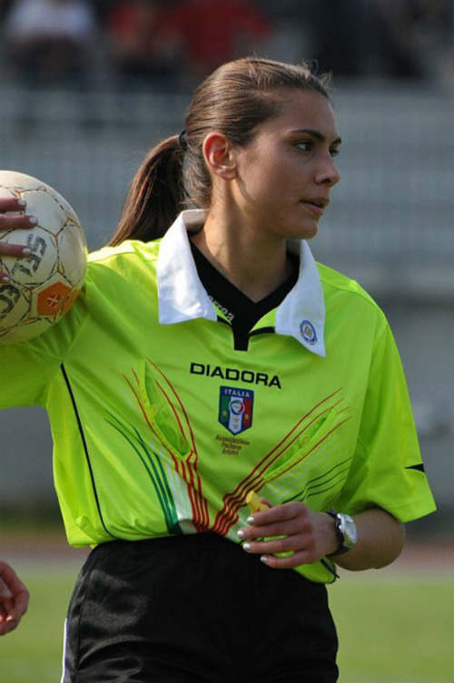 Nữ trọng tài Italia "gây sốt" vì quá xinh đẹp - 1