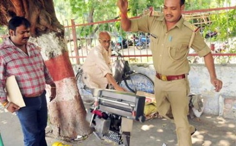 Ấn Độ: Sốt ảnh cụ ông đánh máy dạo bị cảnh sát đá nát &#34;cần câu cơm&#34; - 1
