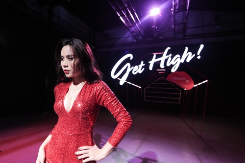 Lưu Hương Giang khoe eo nhỏ, chân thon - 7