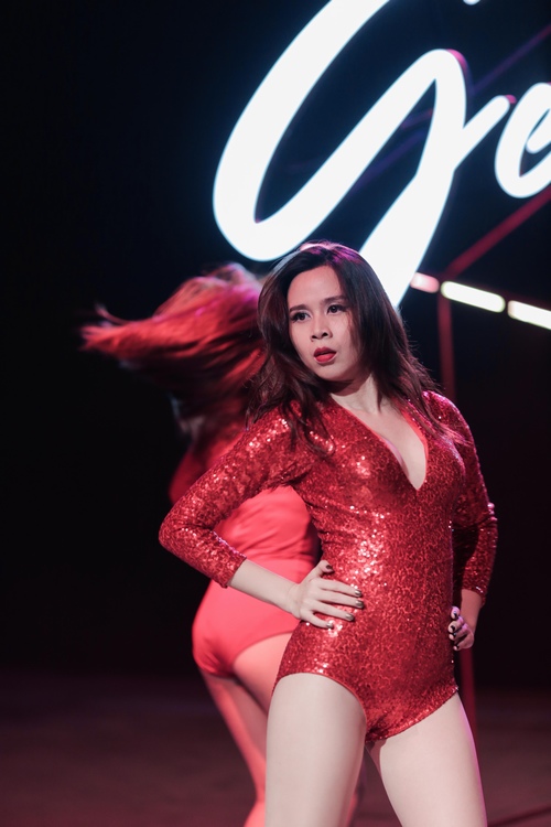 Lưu Hương Giang khoe eo nhỏ, chân thon - 13